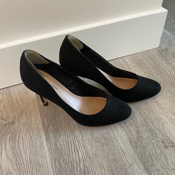 Black suede pumps - Picture 1 of 3